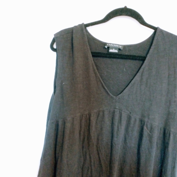 Sanctuary black babydoll tank top with vneck size small, has a small hole shown - Picture 2 of 5